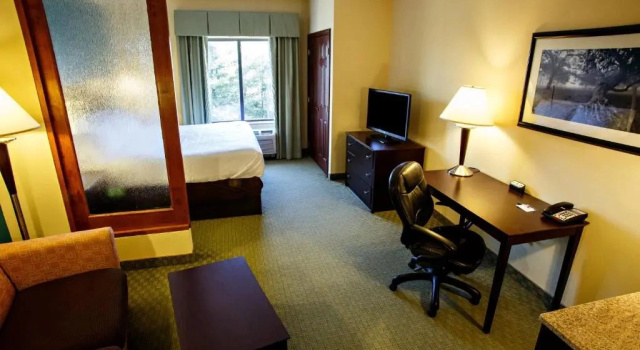 Люкс c 1 комнатой Holiday Inn Express & Suites Harrisburg West