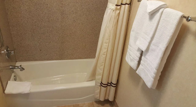Люкс Comfort Suites Near Fairplex