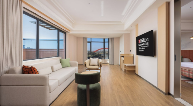 Двухместный люкс Deluxe с балконом Hilton Garden Inn Dongguan Wanjiang Jiangjing Road