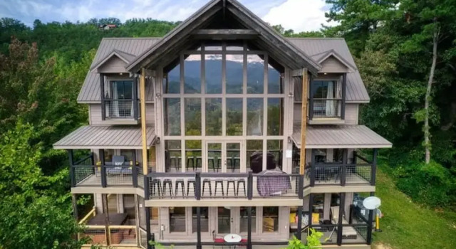 Awe-inspiring Estate w Pool Theater Fire Pit, Забронировать Апартаменты/квартира Отели Пиджен-Фордж с парковкой, рядом с Навесная переправа Смоки-Маунтин, Парковка