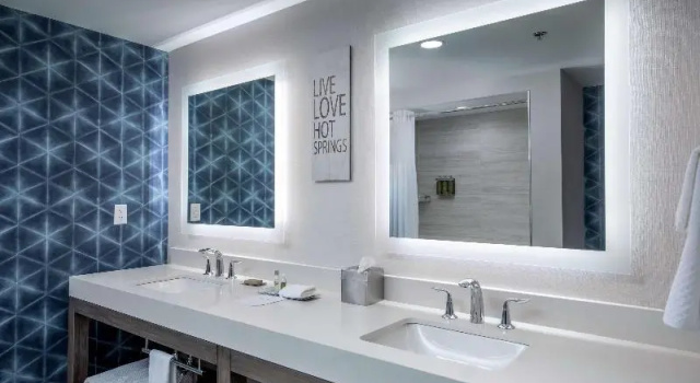 Люкс с красивым видом из окна DoubleTree by Hilton Hot Springs