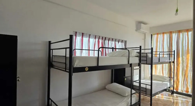 Кровать в общем номере с балконом Lazy Roo Hostel Saranda