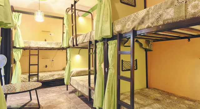 Кровать в общем номере с видом на внутренний двор Charming Nerja Hostel