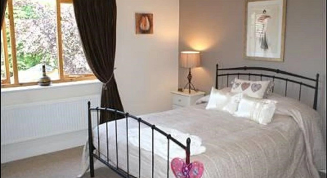 Cysgod y llan, Book Hotel Cross Inn Glamorgan