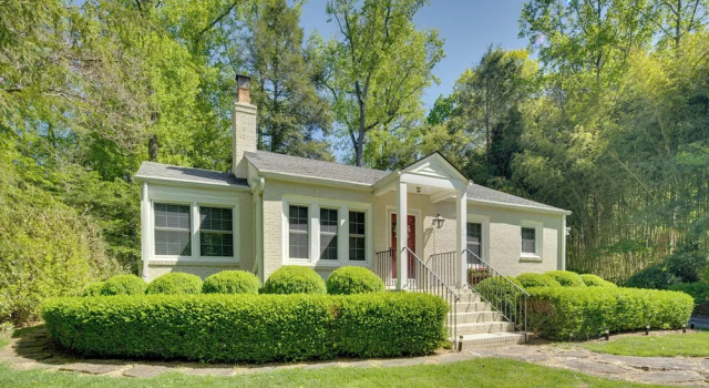 7 Mi to The Biltmore: 'Le Canard' Cottage w/ Porch