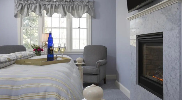 Номер Luxury Old Harbor Inn