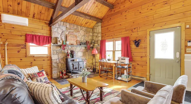 Hike + Ski: Log Cabin in East Stroudsburg!, Book Feriehus Villaer i Alpine Mountain, Villa