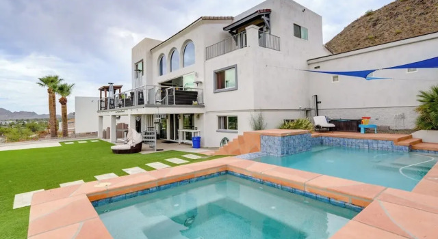Group-friendly Desert Escape! Putting Green, Pool, Забронировать Дом для отпуска Финикс Phoenix Metropolitan Area, рядом с Phoenix First Assembly of God