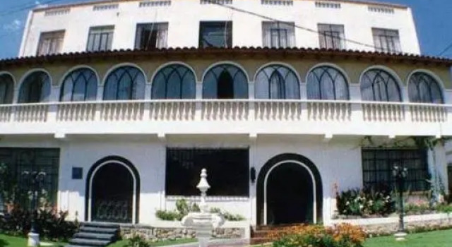 Кровать в общем номере Hotel Calacoto
