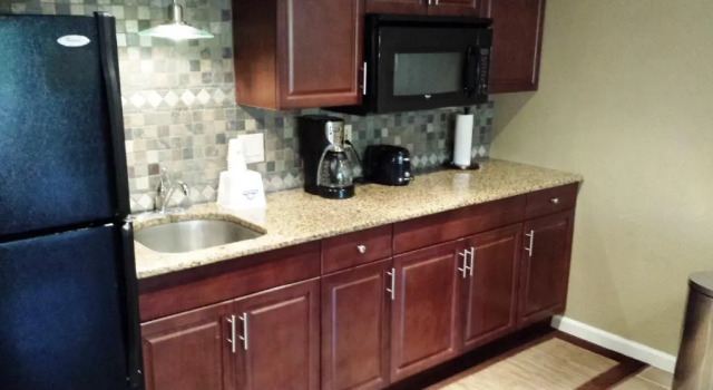 Четырёхместный люкс Days Inn by Wyndham Cocoa Cruiseport West At I-95/524