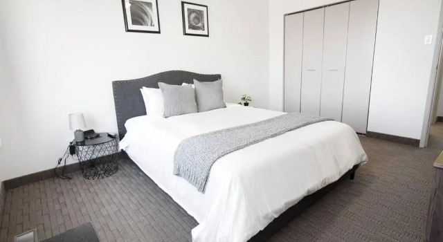 Апартаменты Modern Downtown One-bedroom Suite With Parking
