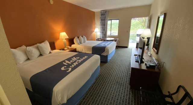 Четырёхместный номер Standard с балконом Days Inn by Wyndham Morehead