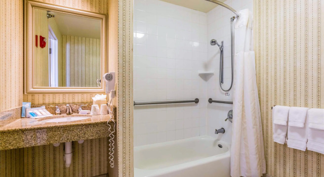 Номер Standard Hilton Garden Inn Milwaukee Northwest Conference Center