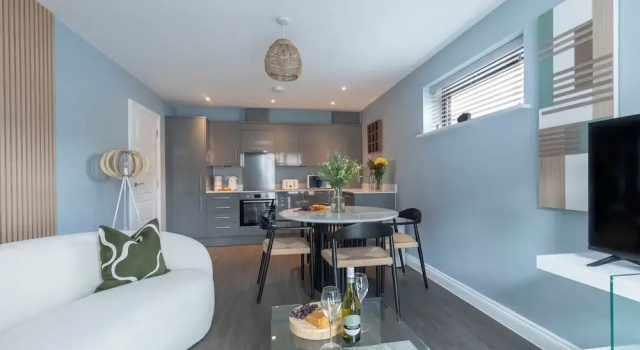 Beautiful 2 Bedroom Apartment With Parking in The Docks