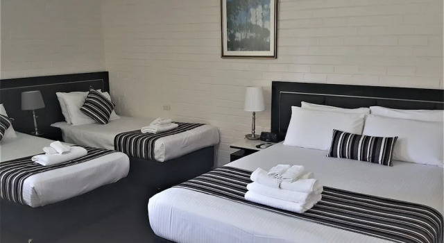 Семейный номер Standard с балконом и с видом на воду Hibiscus Lakeside Motel