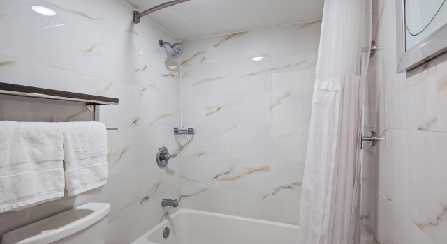 Четырёхместный номер Standard SureStay Plus Hotel by Best Western Sacramento Cal Expo