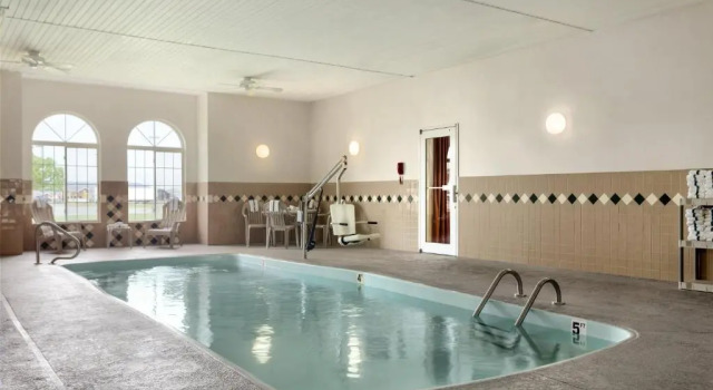 Четырёхместный номер Standard Country Inn & Suites by Radisson, Nevada, MO