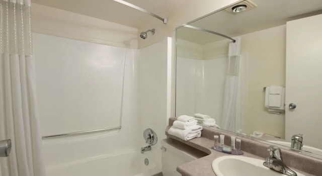 Двухместный полулюкс с балконом и Ocean View Travelodge by Wyndham Nanaimo