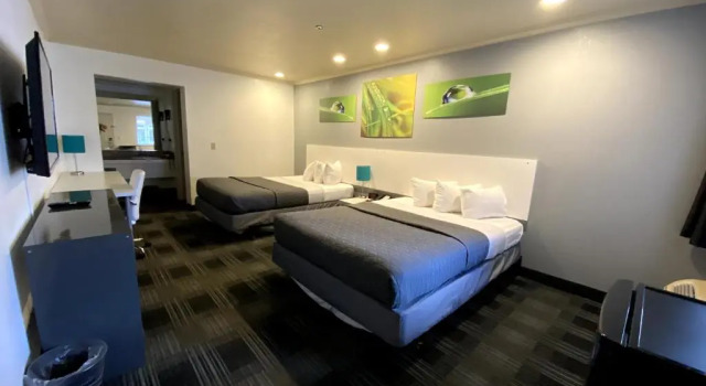 Четырёхместный номер Standard BridgePoint Inn Daly City