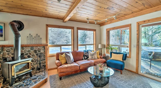 Mysty Mountain Cabin on River: Near Stevens Pass!, Book Vacation Home Skykomish United States of America