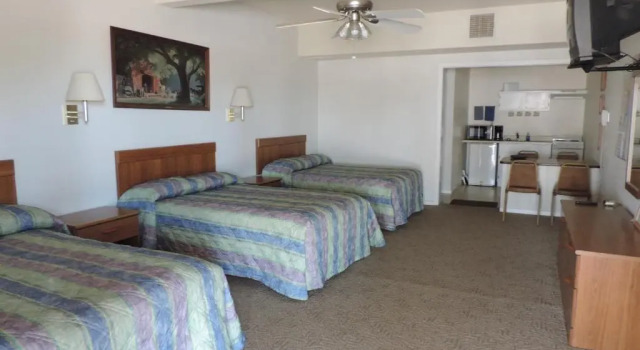 Трёхместный номер Hunters Lodge Motel