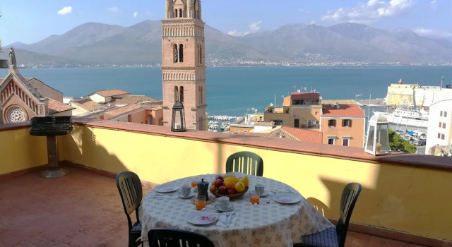 Коттедж с 3 комнатами с видом на город Sea view appartment for 6 person