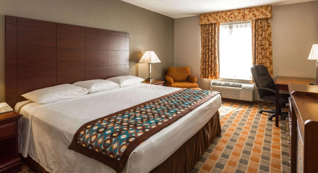 Номер Deluxe Super 8 by Wyndham Frankfort IN
