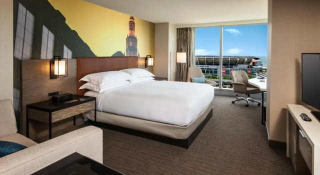 Номер Standard с красивым видом из окна Hilton Cleveland Downtown