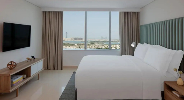 Двухместный люкс c 1 комнатой с балконом и с видом на море Staybridge Suites Dubai Internet City by IHG