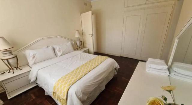 4 bedroom guesthouse in Glenhazel with pool, Boek Hotel Johannesburg Gauteng