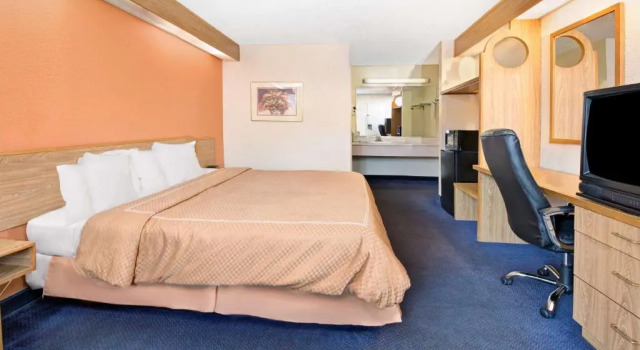 Номер Standard Days Inn by Wyndham Charlotte Northlake