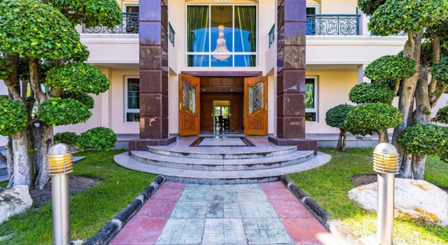 Luxury 6 Bed Mansion - CAS, Забронировать Отель Отели Пхетчабури 3 звезды, 3*