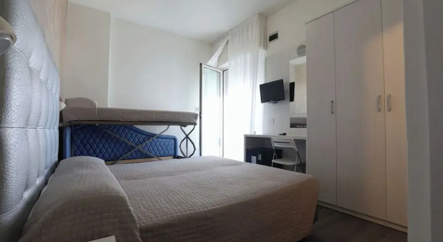 Четырёхместный номер Standard с балконом и с частичным видом на море Hotel Daniels FRONTE MARE