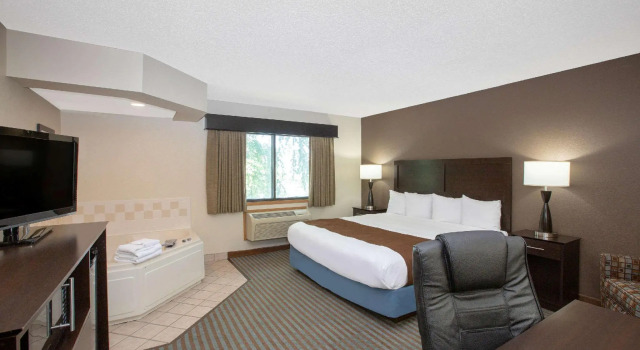 Двухместный люкс AmericInn by Wyndham Lincoln North