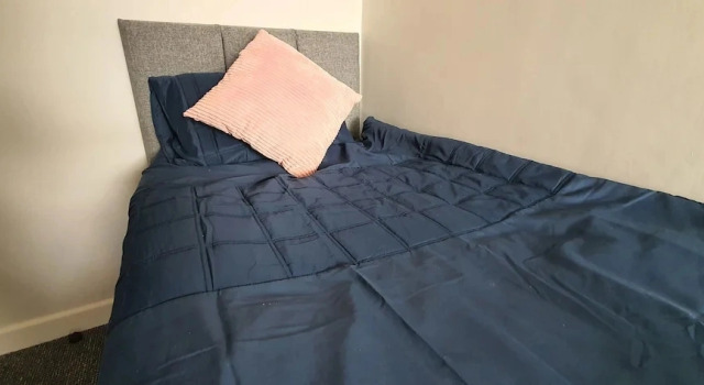 Room in Guest Room - Spacious Single Room in Stoke, Забронировать Гостевой дом Отели Сток-он-Трента с парковкой, рядом с Театр Regent, Парковка