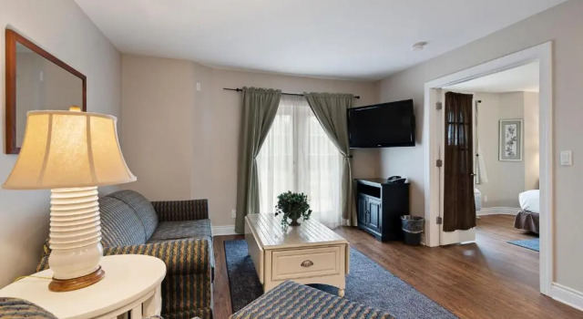 Люкс с видом на озеро Charlevoix Inn & Suites SureStay Collection by Best Western
