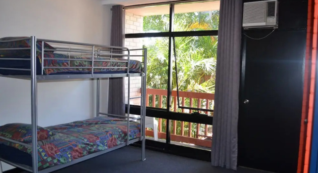 Кровать в общем номере с балконом Billabong Backpackers Resort