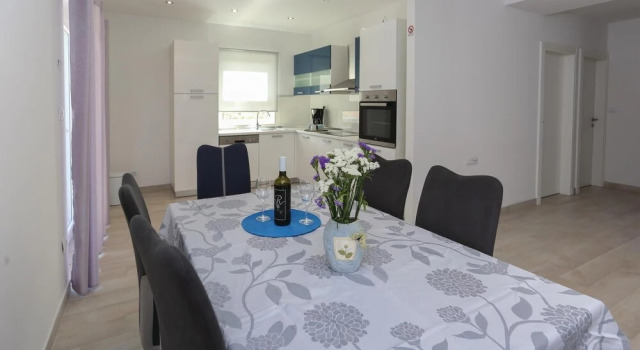 Stunning Home in Kastel Stafilic With Wifi and 6 Bedrooms, Rezerwuj Willa Hotele w Split-Dalmatia County z parkingiem, Parking