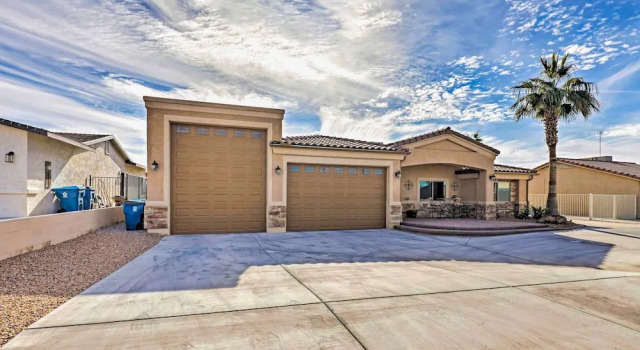 Luxe Retreat w/ Lake Havasu View & Pool!, Забронировать Дом для отпуска Лейк-Хавасу-Сити штат Аризона