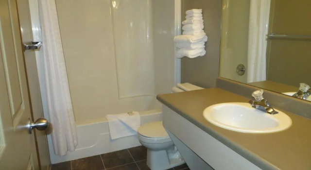 Четырёхместный номер Superior Village Creek Country Inn