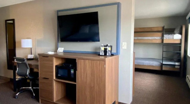 Четырёхместный номер Deluxe AmericInn by Wyndham New Richmond