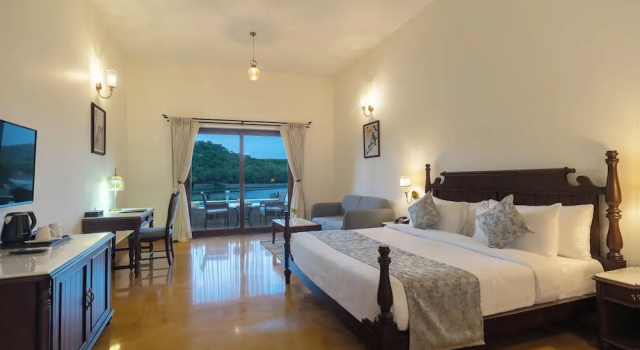 Люкс Luxury с балконом Sarasiruham Resort - Private Pool Villa in Udaipur