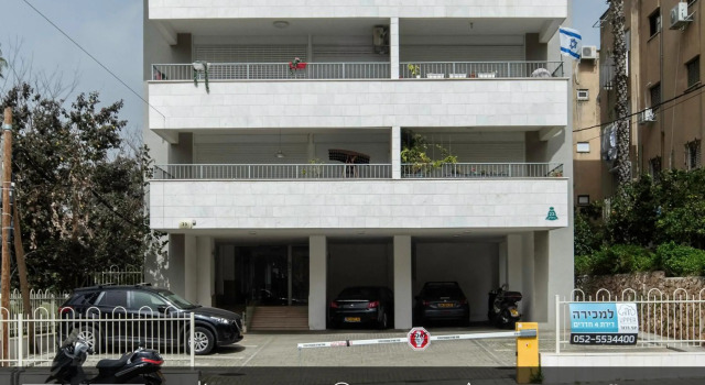 Nice 2Bd W/ Balcony and Private Parking by Sea N' Rent, Prenota Hotel Ramat HaSharon Center District Israel