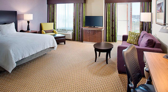 Номер Standard с балконом Hilton Garden Inn Hartford North-Bradley International Airport