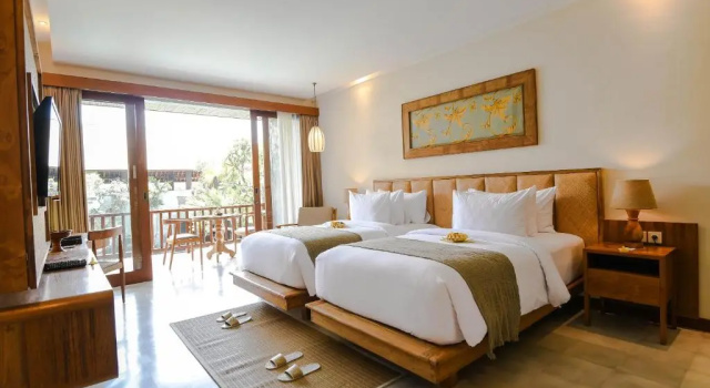 Трёхместный люкс с видом на бассейн Purana Suite Ubud