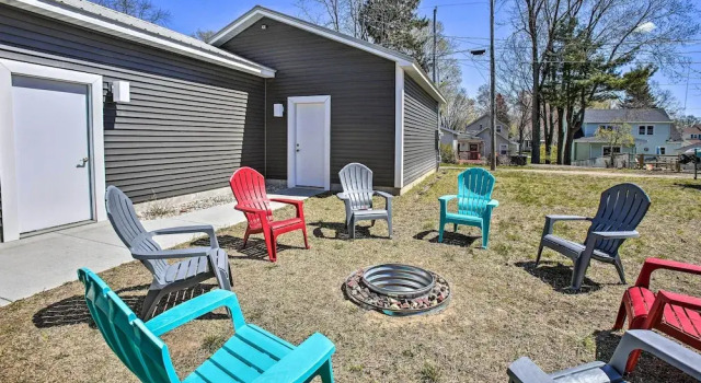 Апартаменты Dtwn Ludington Apt w/ Fire Pit: Day Trip to Slopes