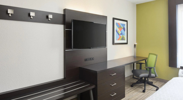 Четырёхместный номер Standard Holiday Inn Express Hotel & Suites Port Richey by IHG