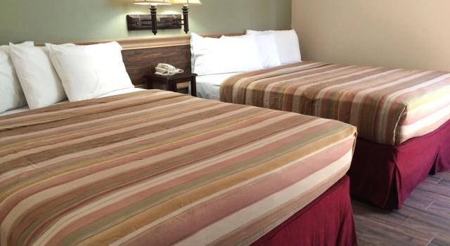 Четырёхместный люкс Deluxe с балконом Ala Moana Motel & Suites
