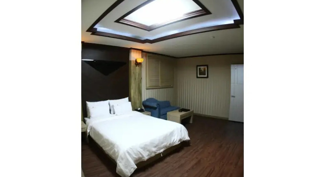 Metro Pole Tourist Hotel