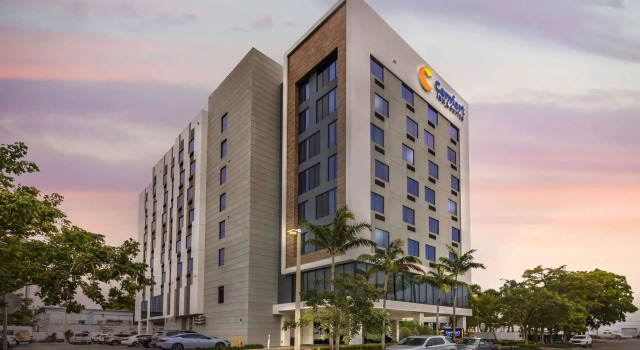 Comfort Inn & Suites Miami International Airport, Varaa Hotelli Hotellit Miami Beach uima-altaalla, Uima-allas